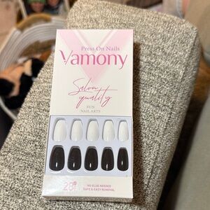 Black and White Press On Nails